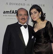 Аднан Хашогги с одной из своих жен. Рекламный слоган корпорации De Beers Алмазы навсегда за его спиной в данном случае просто случайность.