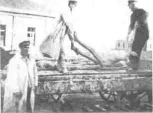Дитлофф и Амменде пытались выдать этих солдат в форме российской армии времен Первой мировой войны за жертв украинского голода 1932 – 1933 гг.